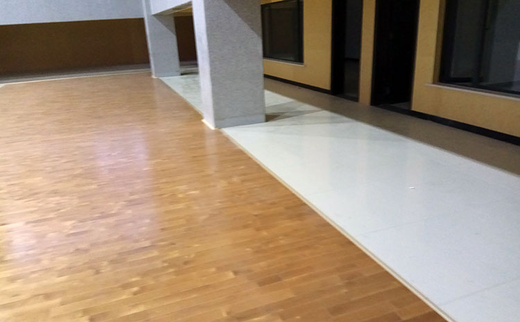 俄勒岡松運(yùn)動(dòng)體育地板怎么翻新